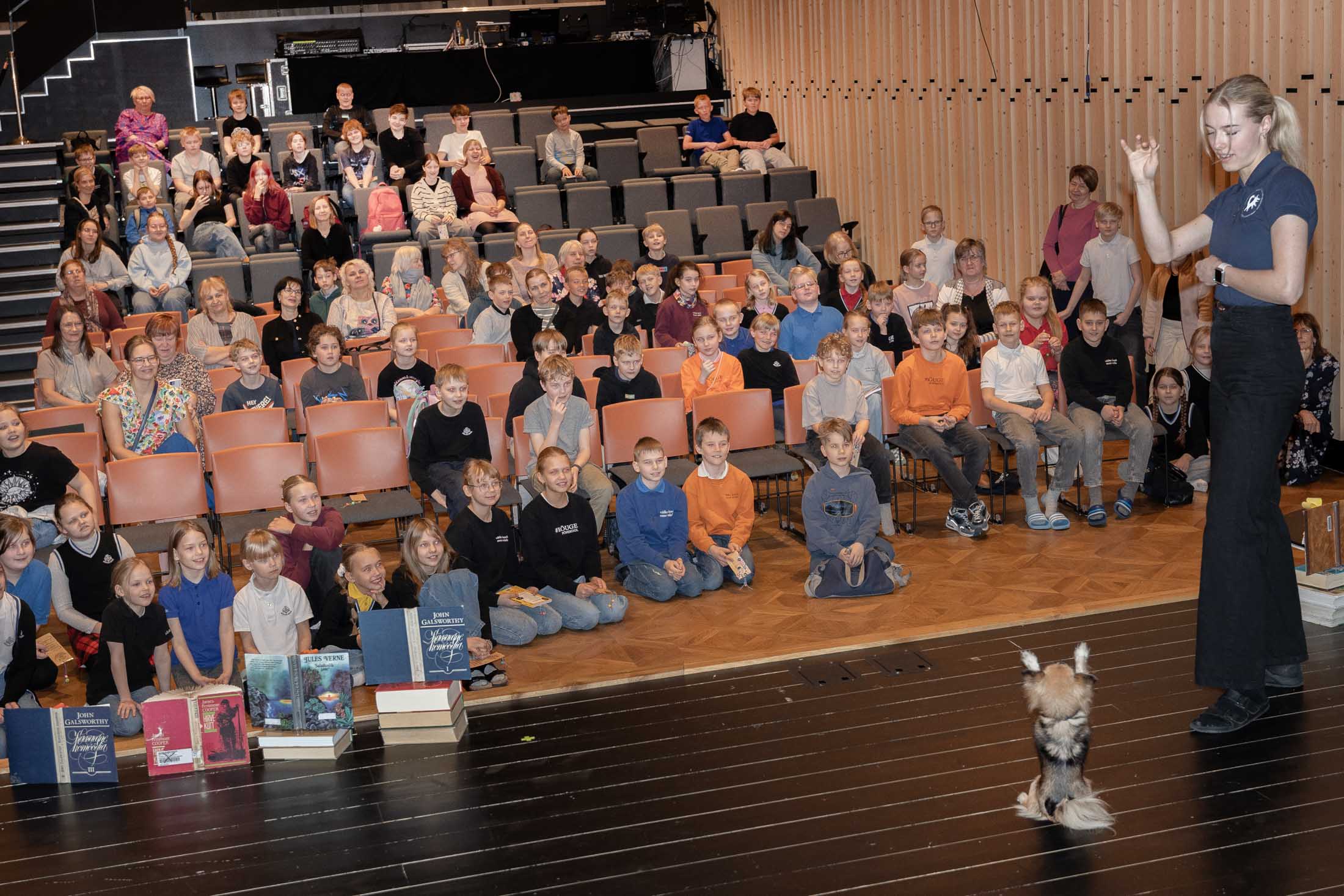 Kohalolijatele pakkusid rõõmu lugemiskoer Bailey koos juhendaja Gayla Mägiga Eesti Teraapia- ja Abikoerte Ühingust. Väike Baily näitas Gayla juhendamisel ette mitu osavat trikki. FOTOD: Aigar Nagel